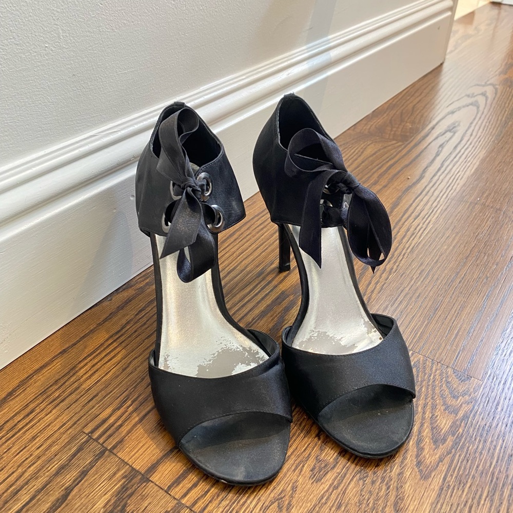 Bebe sz 10 black satin leather stiletto ankle ribbon tie style